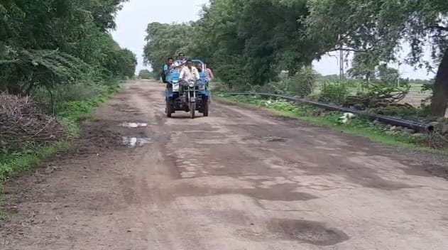 Bismar became the main road of 4 villages on the road after going above Dhoraji