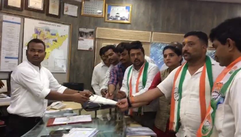 Opposition corporators started a fight in the Municipal Corporation over the issue of re-recruitment