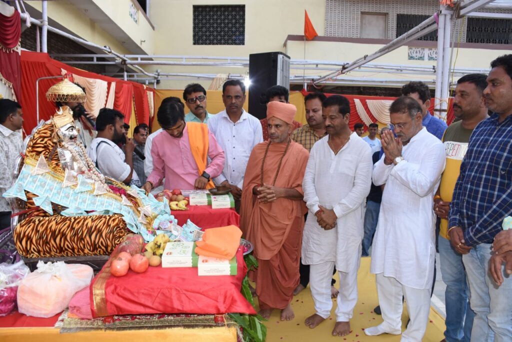 Lord Ashutosh Mahadevji's golden turban was presented by Mahadev Har Mitra Mandal in Jamnagar.