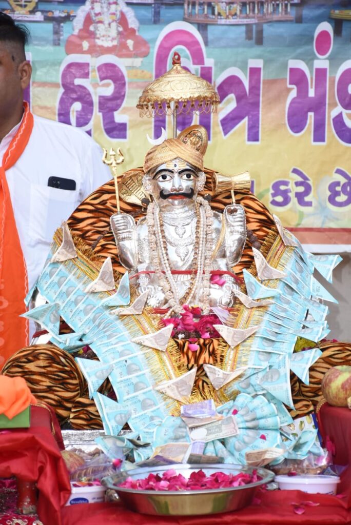 Lord Ashutosh Mahadevji's golden turban was presented by Mahadev Har Mitra Mandal in Jamnagar.