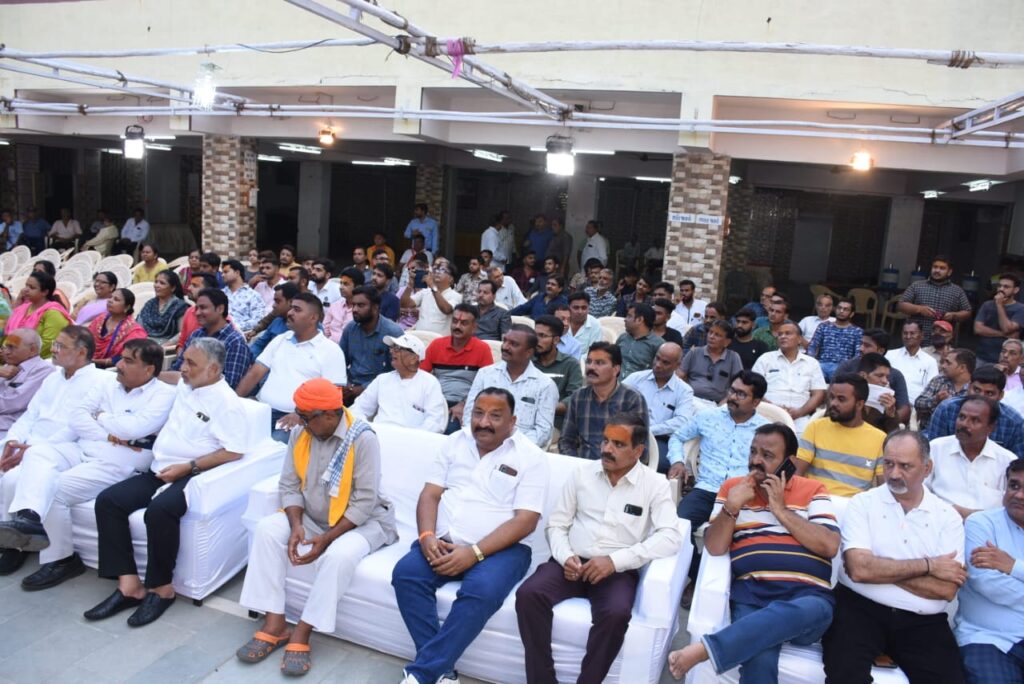Lord Ashutosh Mahadevji's golden turban was presented by Mahadev Har Mitra Mandal in Jamnagar.