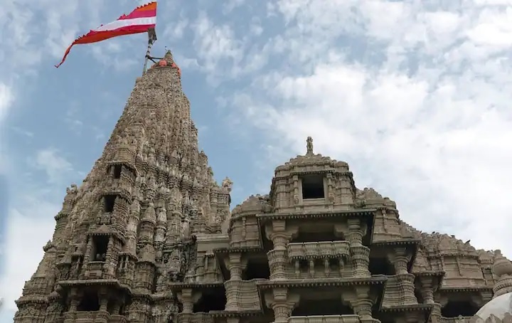 Following heavy rains, the flag of Jagatmandir Dwarkadhish was hoisted at half-mast