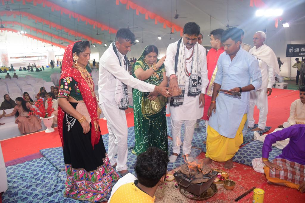 "Rashtra Devotion with Shiva Bhakti" Rudrabhishek program organized by Vasara family with 100 national flags