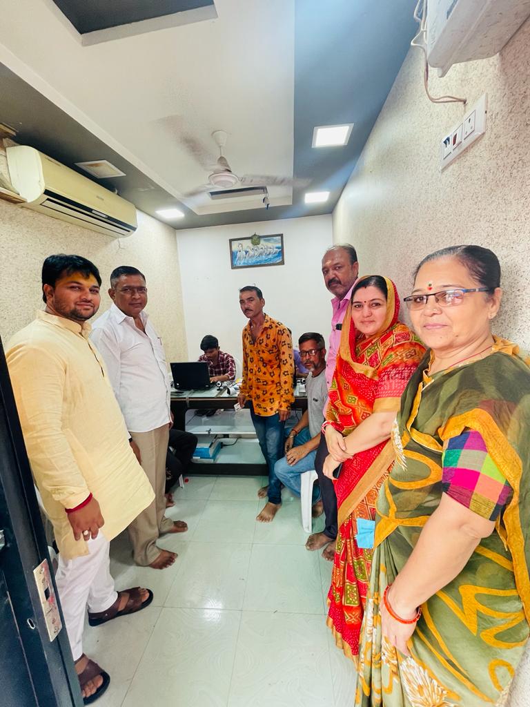 Jamnagar Ward no. Mahakal Group and City Youth Vice President organized Ayushyaman Card camp at 6