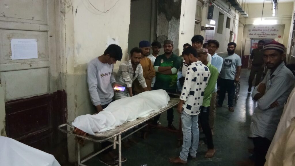 In Jamnagar, 10 people lost their lives after falling on a power line! Two deaths