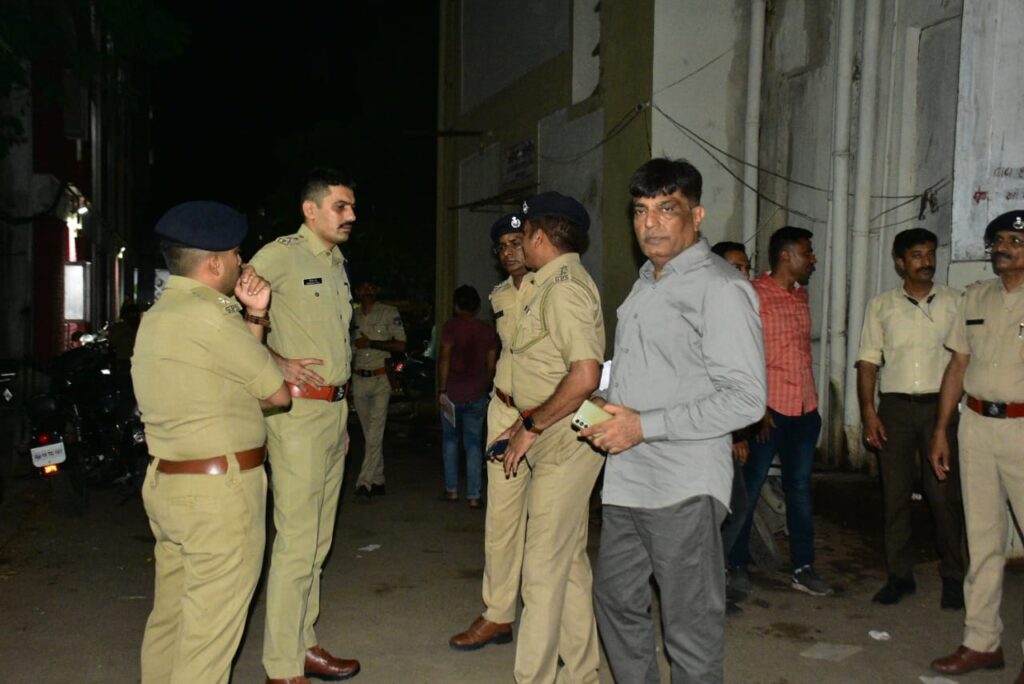 In Jamnagar, 10 people lost their lives after falling on a power line! Two deaths