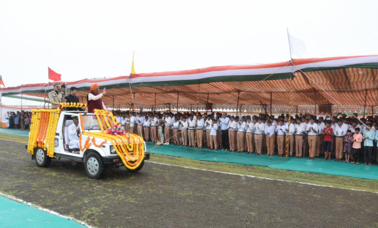 Independence Day in 1976 was celebrated with Aan, Baan and Shan at Kalavd APMC ground.