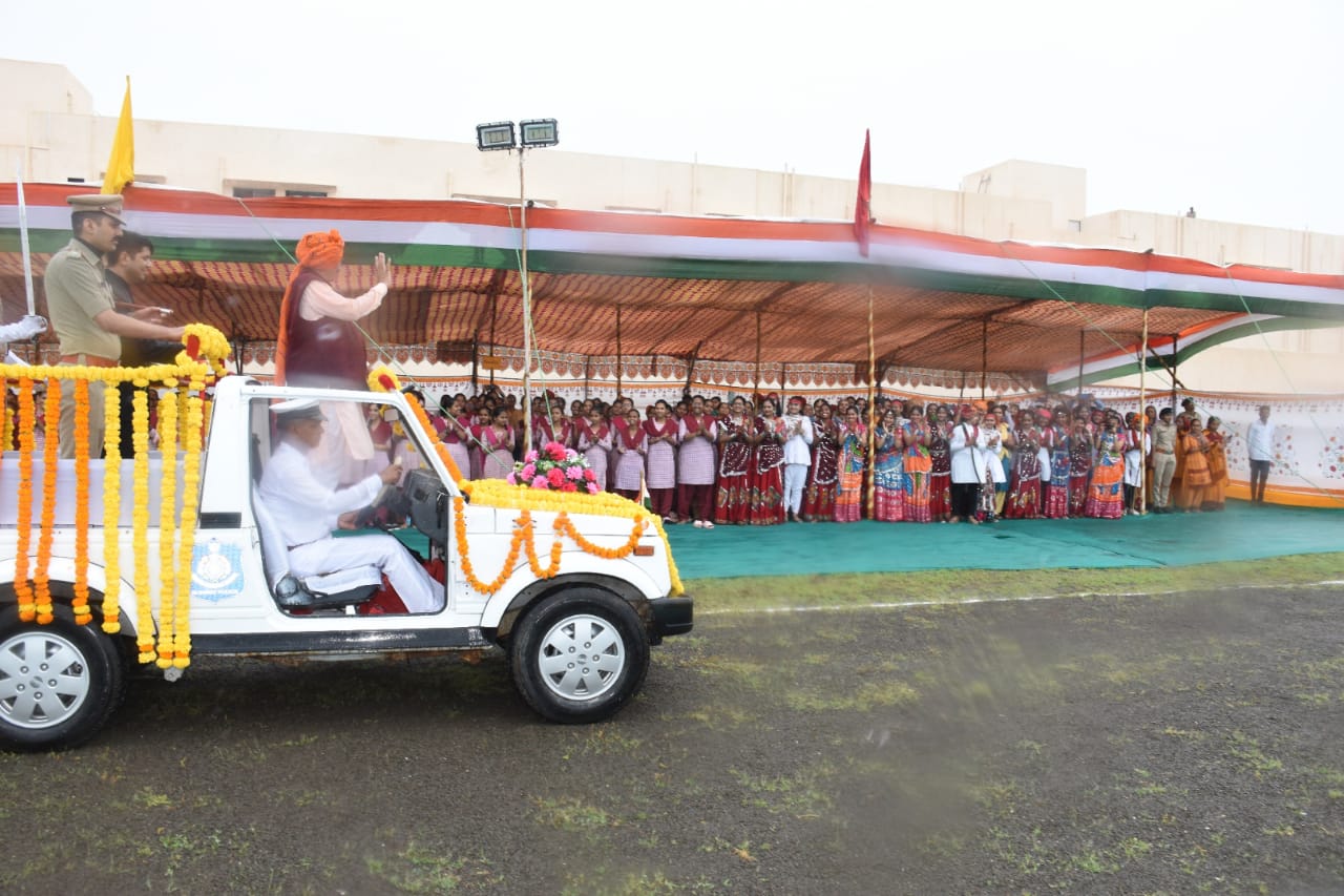 Independence Day in 1976 was celebrated with Aan, Baan and Shan at Kalavd APMC ground.