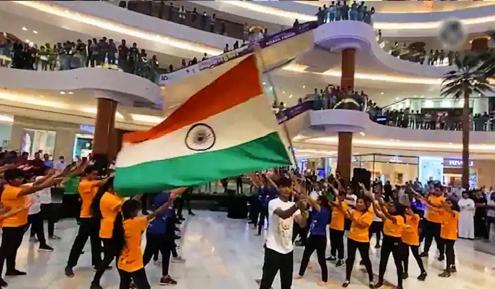 Independence celebration celebrated in Dubai Mall! People danced their hearts out