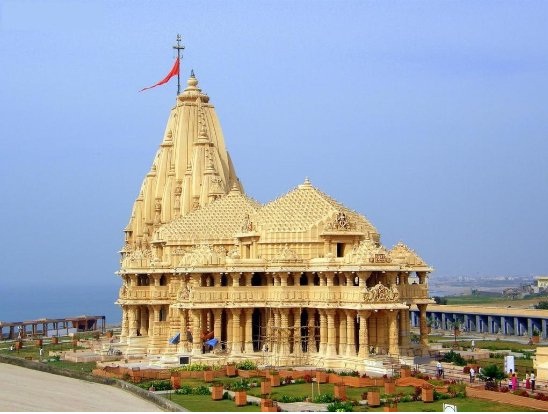 On the last Monday of Shravan, the first Jyotirlinga Somnath was attended by a large number of devotees