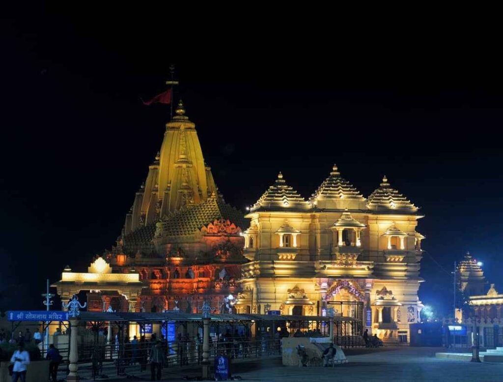 On the last Monday of Shravan, the first Jyotirlinga Somnath was attended by a large number of devotees