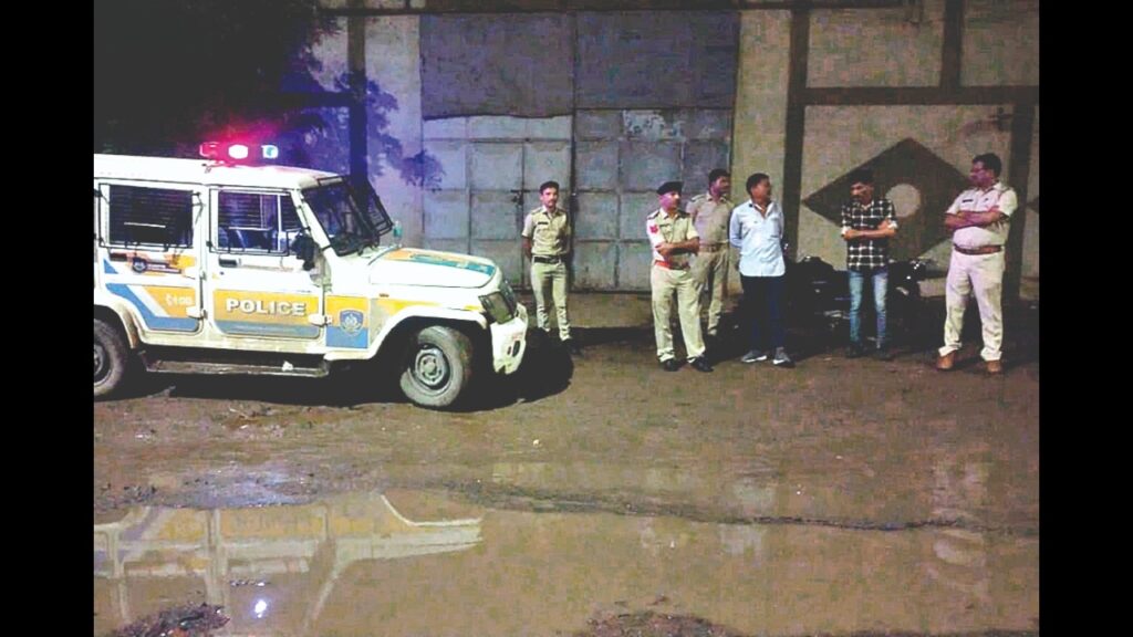 Firing between police and raider gang in Rajkot! One accused and one policeman injured