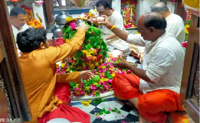 'Chota Kashi' Jamnagar Shravania became Mahadevaya on Monday! Crowd of devotees in Shivalayam