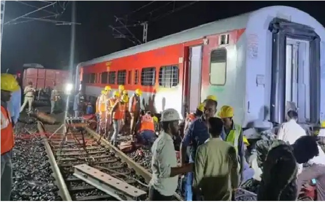 A freight train and a passenger train collided in Maharashtra's Gondia!