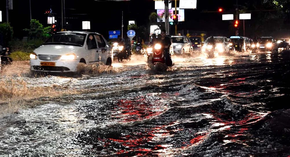 Heavy rain in Mumbai since evening! Chance of thunderstorms