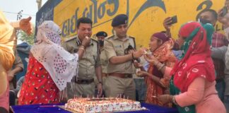 રાજકોટ પોલીસે ગણિકાઓ સાથે કેક કાપી આંતરરાષ્ટ્રીય મહીલા દિવસની ઉજવણી કરી