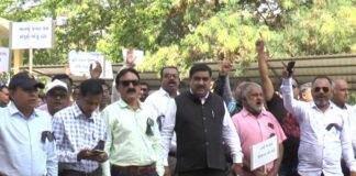 “ટેન્શન નહીં પેન્શન માંગીએ છીએ” જૂની પેન્શન યોજનાની માંગ સાથે શિક્ષકોએ કાળી પટ્ટી પહેરી કર્યું વિરોધ પ્રદર્શન