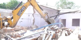 બુલડોઝર : મનપા દ્વારા જામનગર ૫૮ દિગ્વિજય પ્લોટમાં ડીમોલિશનની કામગીરી