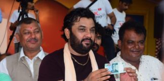 જામનગરમાં લોકડાયરામાં ગુલાબી નોટનો વરસાદ! ડોલર, પાઉન્ડ સહિતની ચલણી નોટોના બંડલોનો વરસાદ