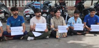 લમ્પી વાયરસનાં કારણે થતા ગાયોના મોત અટકાવવા અને યોગ્ય સારવાર તાત્કાલિક આપવામાં આવે તેવી માંગ સાથે કોર્પોરેટર રચનાબેન નંદાણીયા અને ગૌરક્ષકોના ધરણાં