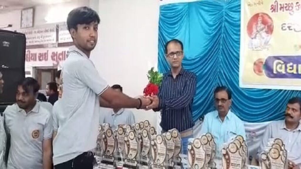 Free books were distributed by Dhoraji Machhu Kathia Sai Sutar caste