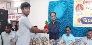 ધોરાજી મચ્છુ કઠિયા સઇ સુતાર જ્ઞાતિ દ્વારા વિનામૂલ્યે ચોપડા વિતરણ કરાયા Free books were distributed by Dhoraji Machhu Kathia Sai Sutar caste