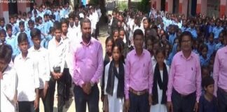 એવી સરકારી સ્કૂલ કે જ્યાં ટીચર પણ પહેરીને આવે છે યુનિફોર્મ! A government school where even a teacher comes wearing a uniform!