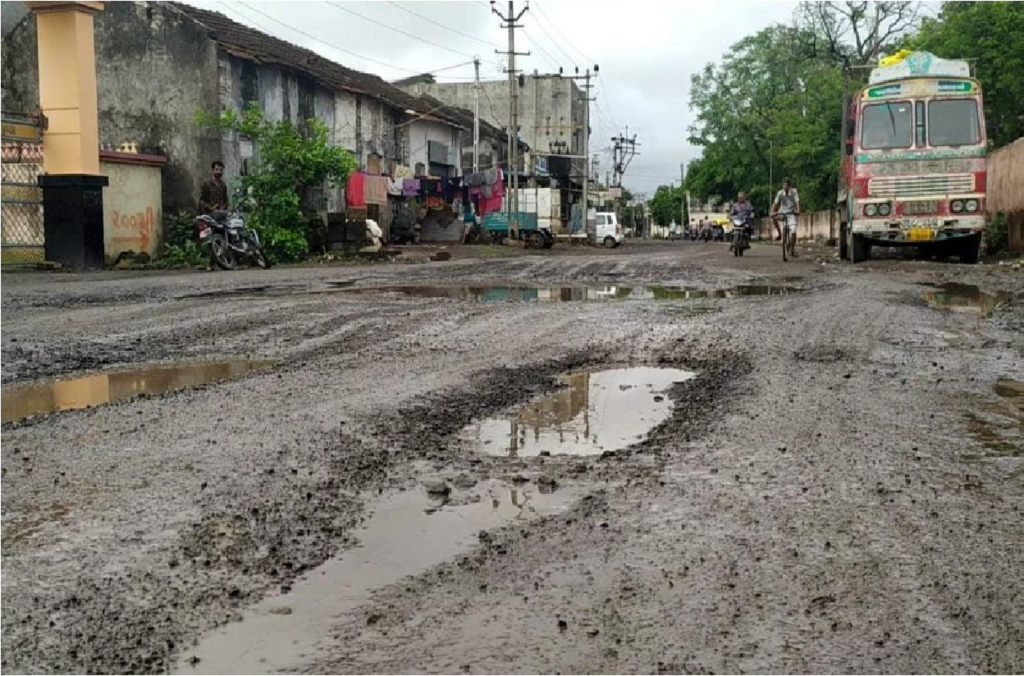 Bismar became the main road of 4 villages on the road after going above Dhoraji