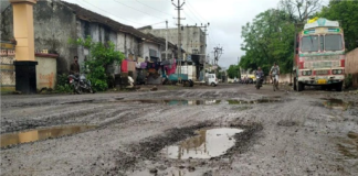 ધોરાજીથી ઉપલેટા જતાં રસ્તા પરના 4 ગામોના મુખ્ય રોડ બન્યા બિસ્માર Bismar became the main road of 4 villages on the road after going above Dhoraji