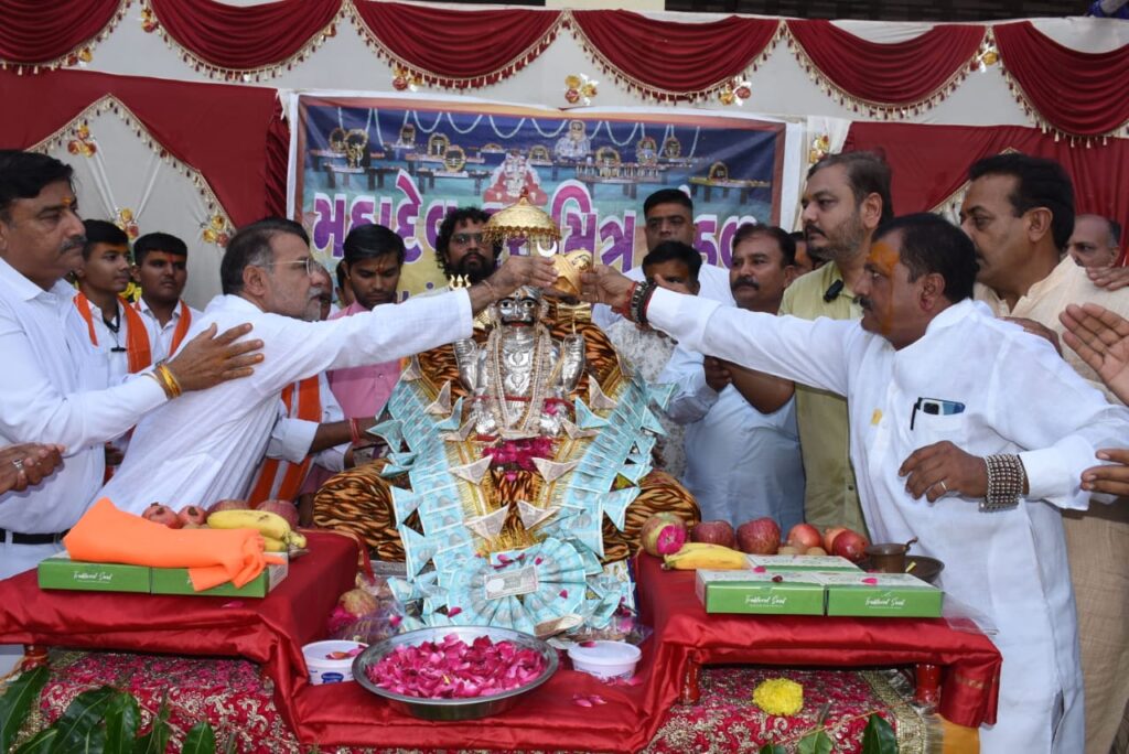 Lord Ashutosh Mahadevji's golden turban was presented by Mahadev Har Mitra Mandal in Jamnagar.