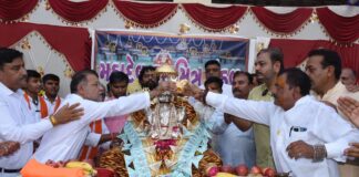 જામનગરમાં મહાદેવ હર મિત્ર મંડળ દ્વારા ભગવાન આશુતોષ મહાદેવજીની સોનાની પાઘડી અર્પણ કરાઇ Lord Ashutosh Mahadevji's golden turban was presented by Mahadev Har Mitra Mandal in Jamnagar.