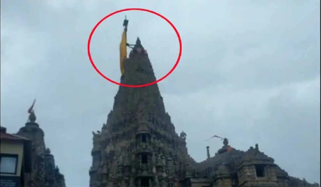 Following heavy rains, the flag of Jagatmandir Dwarkadhish was hoisted at half-mast