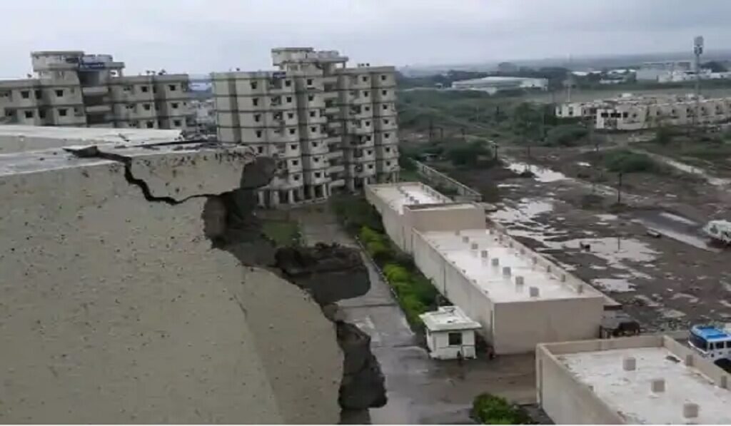 Lightning strikes Jamnagar Mohannagar Awas Yojana building!