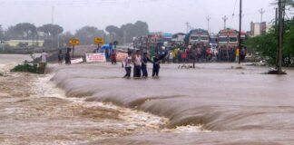 ખંભાળિયા પંથકની બેહગામની નદીમાં ડોક્ટર તણાયા! PHC doctor Tanaya in Behgamni river of Khambhaliya! Rescued