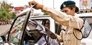 વાહન પર હોદો કે લખાણ છે? તો આજે જ હટાવી લેજો! રાજકોટમાં પોલીસે હાથધરી કાર્યવાહી Is there a text on the vehicle? So get rid of it today! Police conducted a drive in Rajkot