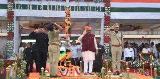 ૭૬ માં સ્વાતંત્ર્ય પર્વની કાલાવડ એપીએમસી ગ્રાઉન્ડ ખાતે આન, બાન અને શાન સાથે ઉજવણી કરાઇ Independence Day in 1976 was celebrated with Aan, Baan and Shan at Kalavd APMC ground.