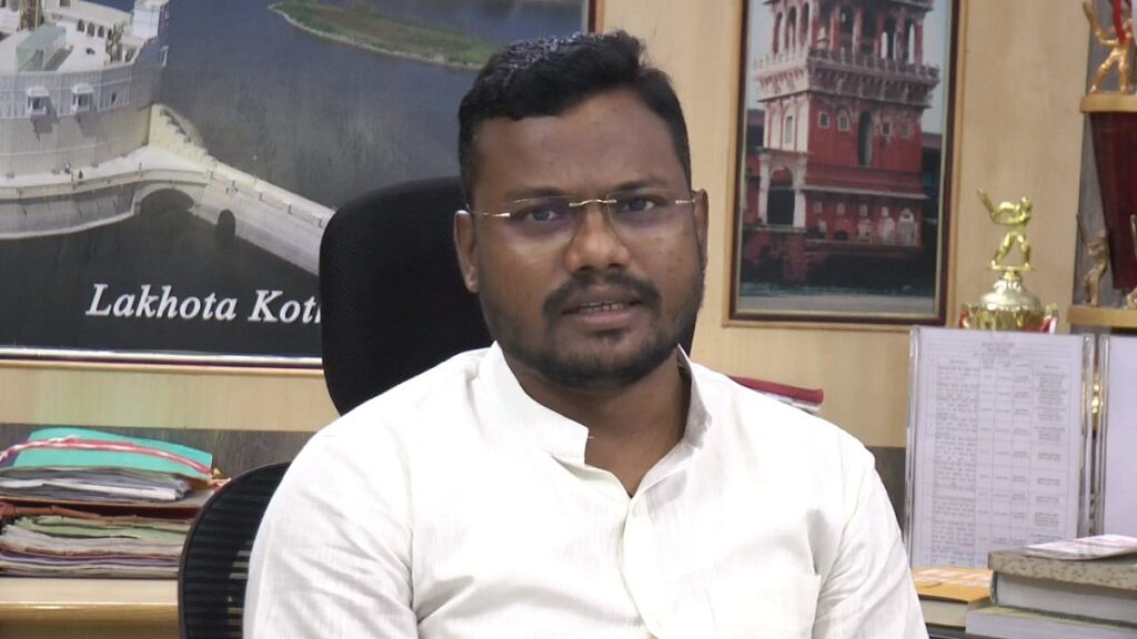 In order to maintain the respect of the national flag, the Jamnagar Municipal Commissioner planned to accept the national flag back