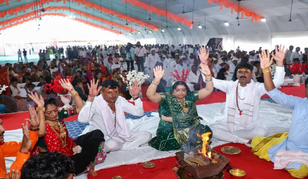 "Rashtra Devotion with Shiva Bhakti" Rudrabhishek program organized by Vasara family with 100 national flags