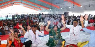 “શિવ ભક્તિ સાથે રાષ્ટ્ર ભક્તિ” ૧૦૦ રાષ્ટ્રધ્વજ સાથે વસરા પરિવાર દ્વારા રુદ્રાભિષેકનો કાર્યક્રમ યોજાયો "Rashtra Devotion with Shiva Bhakti" Rudrabhishek program organized by Vasara family with 100 national flags