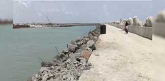 માધવપુર અને માંગરોળના દરિયાકિનારેથી મળી આવ્યા શંકાસ્પદ 64 પેકેટ ! Suspicious 64 packets found from Madhavpur and Mangrol beaches!