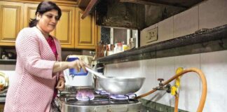 ગૃહિણીઓને મોંઘવારીનો વધુ એક માર! અદાણી ગેસે PNGના ભાવમાં કર્યો વધારો Housewives another blow of inflation! Adani Gas hikes PNG prices