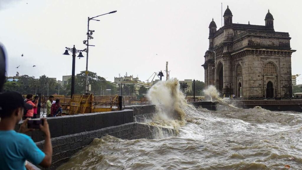 Heavy rain in Mumbai since evening! Chance of thunderstorms