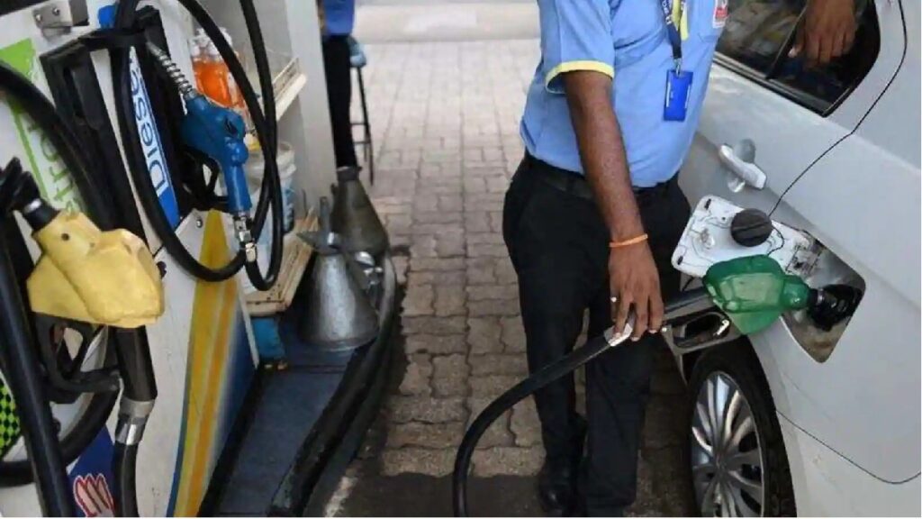 Despite a steady decline in crude oil prices in the international market, there is no change at the domestic level