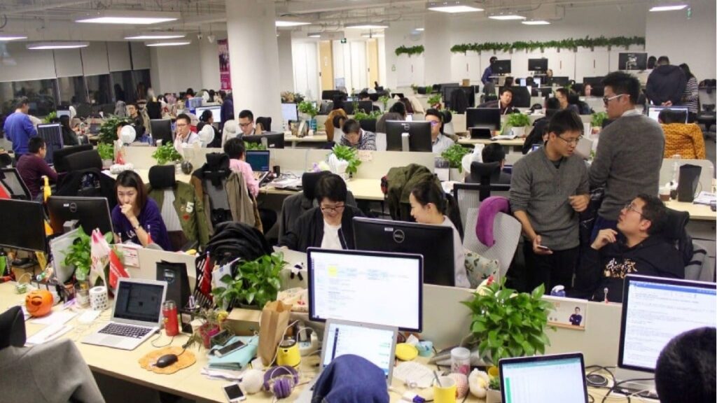 This Chinese company gives strange punishment to employees! If the target is not met in the company, they are fed raw eggs