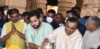 દેશના અગ્રગણ્ય ઉદ્યોગપતિ મુકેશભાઈ અંબાણી અને તેમના પુત્ર આકાશભાઈ અંબાણીએ મહાશિવરાત્રી પર્વ પર સોમનાથ મહાદેવના દર્શન અને પૂજન કર્યા