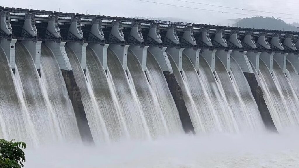 Sardar Sarovar dam overflowed for the third consecutive day