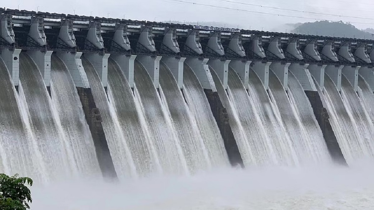 Sardar Sarovar dam overflowed for the third consecutive day Sardar Sarovar dam overflowed for the third consecutive day