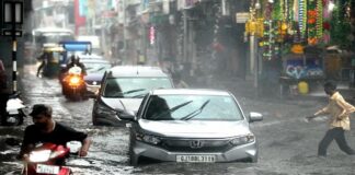 ભારે વરસાદને કારણે પૂર આવ્યું, ઘણી નદીઓના જળસ્તરમાં વધારો; 9600 લોકોના કરાયા રેસ્ક્યુ Heavy rains caused flooding, raising the water levels of many rivers; 9600 people were rescued