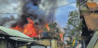 ઇમ્ફાલમાં ફરી ફાટી નીકળી હિંસા, ટોળાએ ડીસી ઓફિસ પર કર્યો હુમલો, અનેક વાહનોને આગ ચાંપી Violence breaks out again in Imphal, mob attacks DC office, sets fire to several vehicles