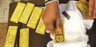 એરપોર્ટ કસ્ટમ્સે રૂ. 1.05 કરોડનો સોનાનો પાવડર જપ્ત કર્યો, મુસાફર બાળકના ડાયપરમાં છુપાવીને લાવ્યા હતા. Airport Customs charged Rs. 1.05 crore gold powder seized, hidden in the diaper of a passenger's child.